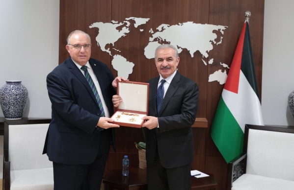 نيابة عن الرئيس… اشتية يقلد سفير جمهورية الأوروغواي “نجمة الصداقة”-الحياة الجديدة