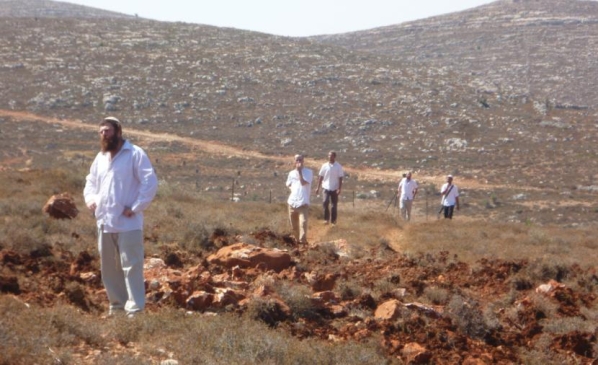 مواطنون يجبرون مستعمرين على إخلاء منزلهم جنوب الخليل-الحياة الجديدة