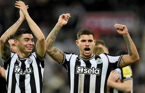 إذلال نجوم باريس والمدرب كلوب يتصدران عناوين الصحف الإنكليزية