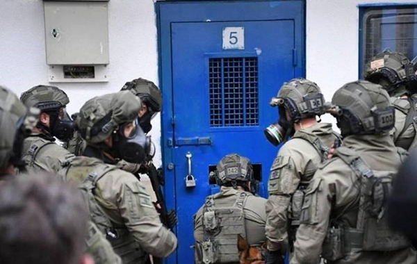 قوات قمع تقتحم قسم الأسيرات في معتقل “الدامون” وتنقل الأسيرة باكير-الحياة الجديدة