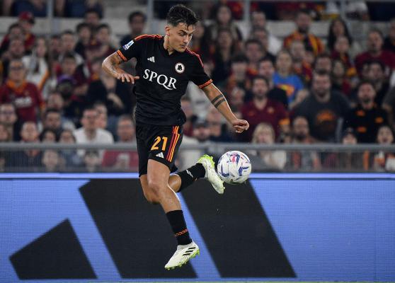 روما يعلن غياب ديبالا بسبب إصابة في أربطة الركبة