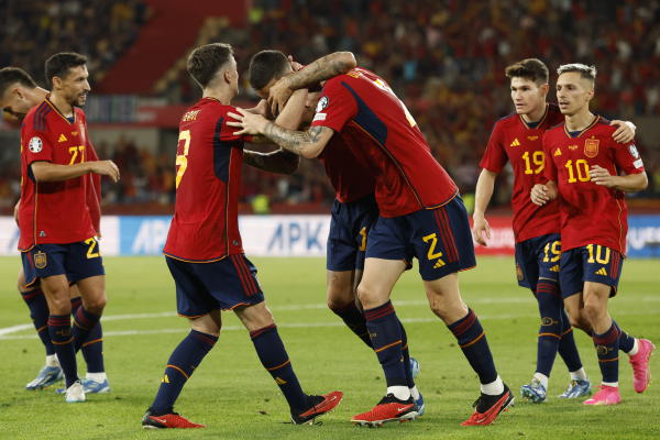 إسبانيا تتفوق على اسكتلندا بثنائية