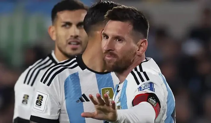 ميسي يتعرض لبصقة من لاعب باراغواياني..!