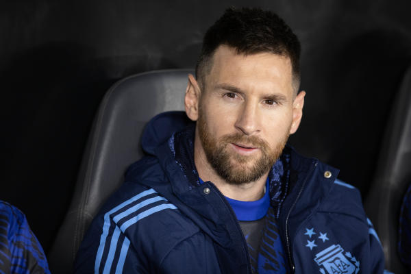 ميسي يعلق على واقعة “البصق”