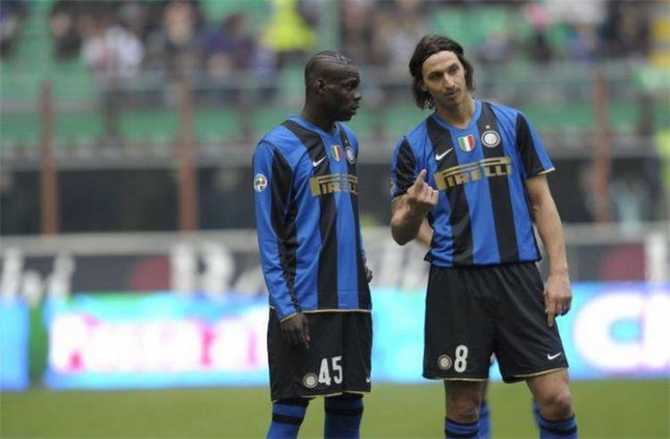 إبراهيموفيتش يصف بالوتيلي بالطفل