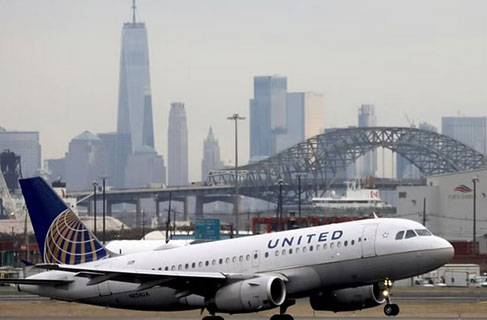 تراجع أسهم “يونايتد إيرلاينز” جراء تعليق الرحلات لتل أبيب