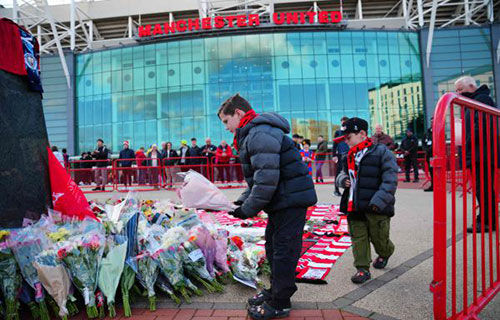 مشجعو “يونايتد” يتوافدون على ملعب “أولد ترافورد” لتأبين بوبي تشارلتون