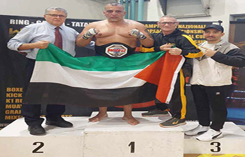 بطل الكونغ فو المصري ايمن جودو يتوشح العلم الفلسطيني في بطولة العالم بإيطاليا