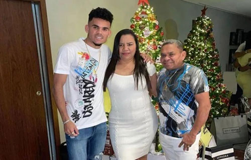 ليفربول ينقل والدي دياز إلى بريطانيا لقضاء أعياد الميلاد