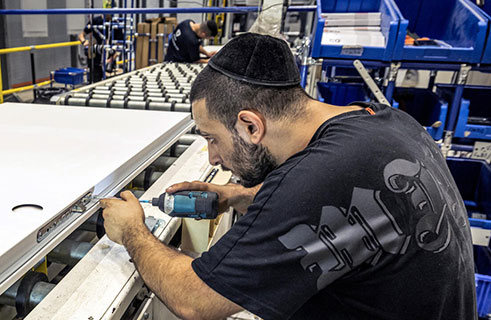 الاقتصاد الإسرائيلي يحاول التأقلم مع تبعات الحرب المستمرة على غزة