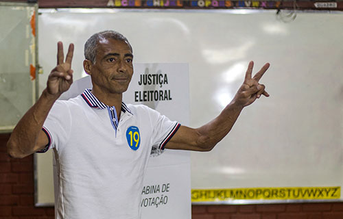 لا تقارنوني ورونالدو البرازيلي بمهاجمي اليوم