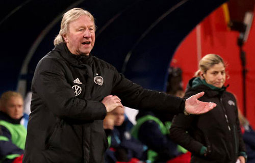 لاعبات المنتخب الألماني النسوي يشدن بالمدرب المؤقت “هروبيش”