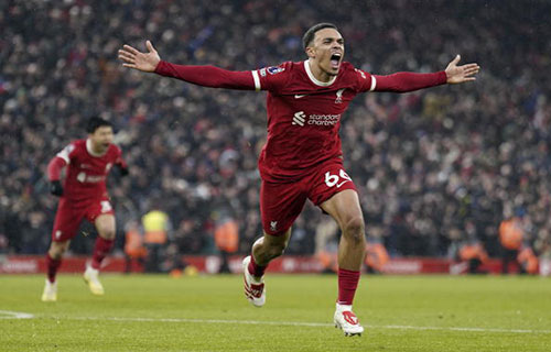 ألكسندر-أرنولد يقود ليفربول الى فوز جنوني على فولهام