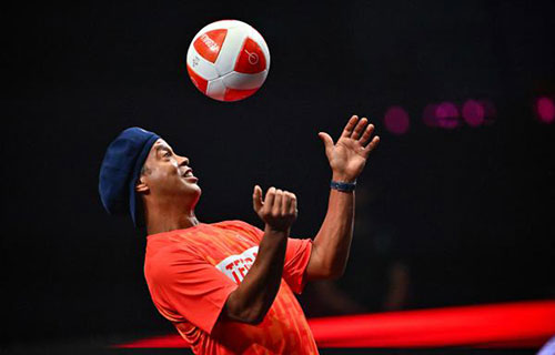 رونالدينيو يتمنى رؤية مبابي يحرز الكرة الذهبية في صفوف سان جرمان