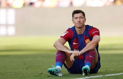 برشلونة يهدد ليفاندوفسكي ببند مثير