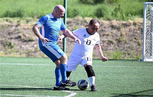 رئيس الفيفا يشارك في مباراة استعراضية للأساطير