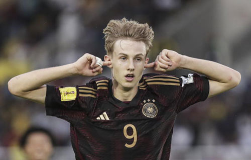 هوفنهايم يكافئ لاعبه بعد التتويج المونديالي