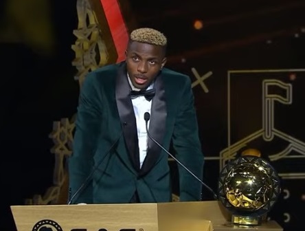 النيجيري “أوسيمهن” يتفوق على صلاح وحكيمي ويتوج بجائزة أفضل لاعب في إفريقيا