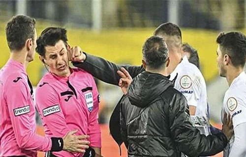 لكمة “دنيئة” على وجه حكم تؤجل منافسات الدوري التركي