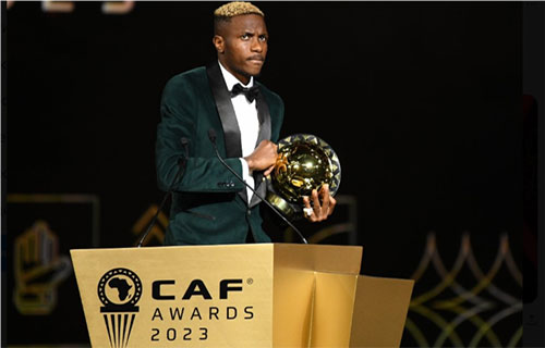 أول تعليق للنيجيري أوسيمين بعد تتويجه بالكرة الذهبية الإفريقية