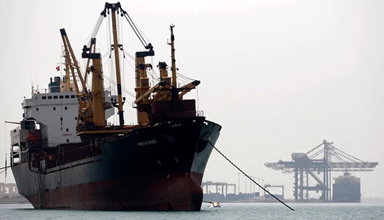 مجموعة شحن ثالثة تعلّق عبور سفنها البحر الأحمر