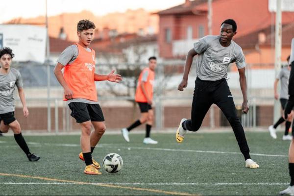 الناشئ ضياء المقيطي يتبوأ المركز الأول في اختبارات كروية بإسبانيا