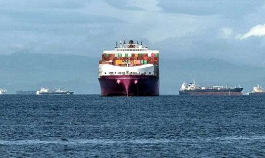 أزمتا باب المندب وقناة بنما تعيدان التجارة العالمية إلى القرن الثامن عشر