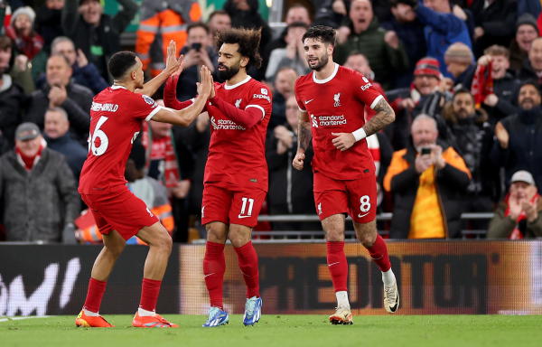 الصراع يحتدم على الصدارة بين أرسنال وليفربول وأستون فيلا