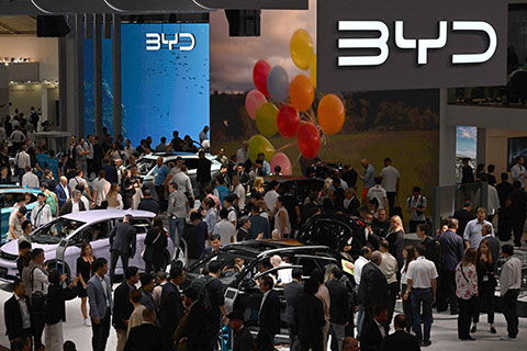 شركة صينية تزيح “تيسلا” عن عرش السيارات الكهربائية