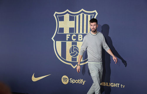 جيرارد بيكيه يعلن عودته لكرة القدم