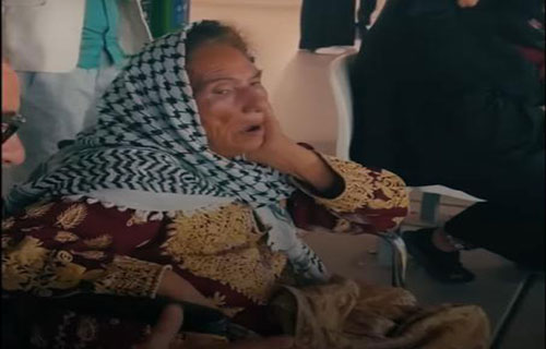 “الحاجة صديقة”.. مسنة فلسطينية تدعم “الفدائي” في كأس آسيا رغم الظروف