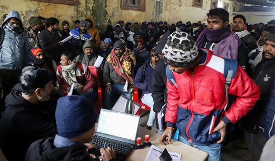 آلاف الهنود يصطفون في طوابير طويلة للتقدم إلى وظائف في إسرائيل