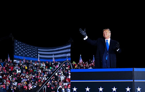 رئيس “الفيدرالي” يمارس “العمل السياسي” وسأسعى لتغييره