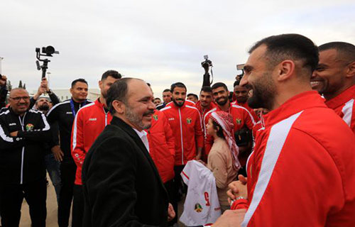 منتخب “النشامى” يحظى باستقبال الأبطال بعد عودته إلى الأردن