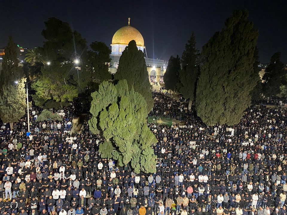 القدس – الحياة الجديدة – أدى 130 ألف مصل، مساء…