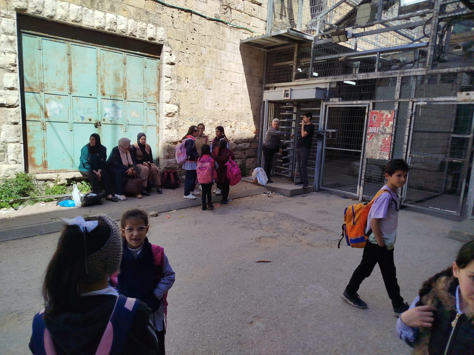 هاجم مستعمرون منازل المواطنين في الخليل، مساء اليوم الأحد، فيما…