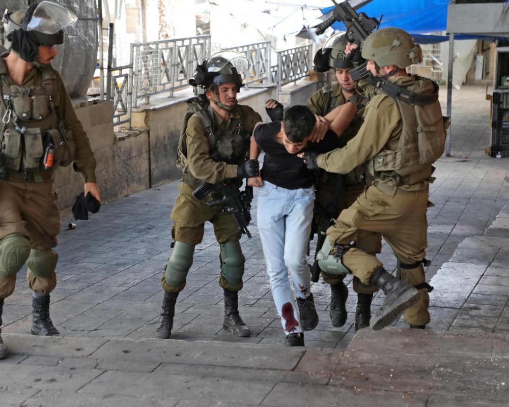 احتجزت قوات الاحتلال الإسرائيلي، مساء اليوم الأحد، مواطنا ونجله في…