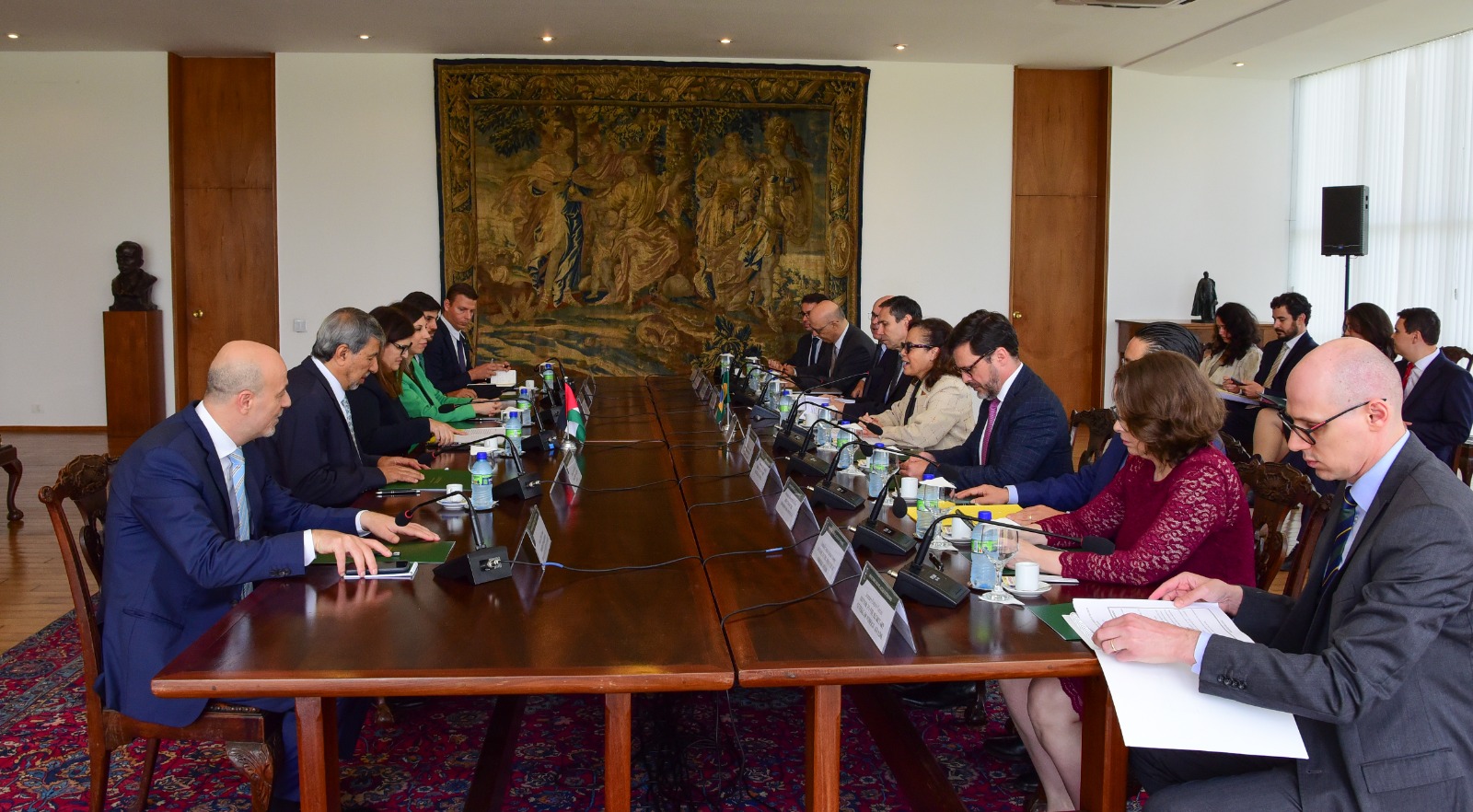 عقدت وزيرة الدولة لشؤون وزارة الخارجية والمغتربين فارسين أغابيكيان شاهين،…