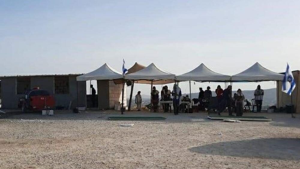  أقام مستعمرون، اليوم الاثنين، بؤرة استعمارية جديدة في محيط نبع…