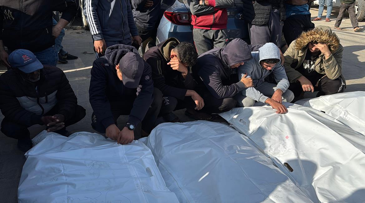 غزة-الحياة الجديدة- استشهد عدد من المواطنين وأصيب العشرات، مساء اليوم…