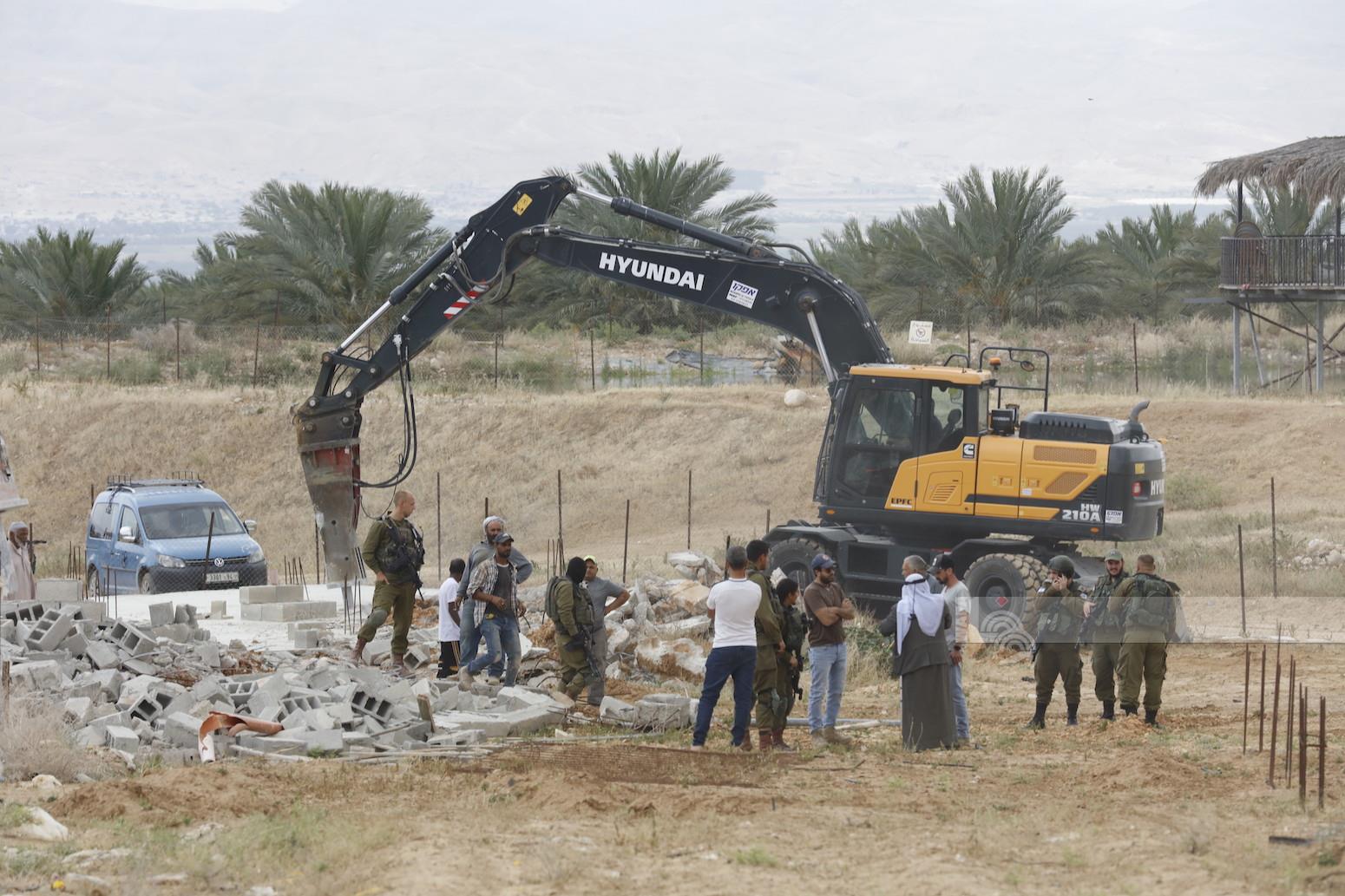 هدمت سلطات الاحتلال الإسرائيلي، اليوم الثلاثاء، بركسين وغرفة لخلايا الطاقة…