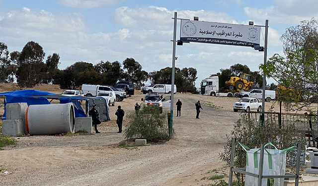 النقب -الحياة الجديدة- هدمت السلطات الإسرائيلية، اليوم الأربعاء، خيام أهالي…