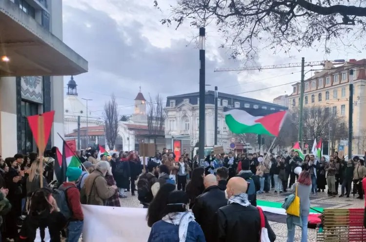  شارك المئات من المتضامنين في العاصمة البرتغالية لشبونة، في مظاهرة…