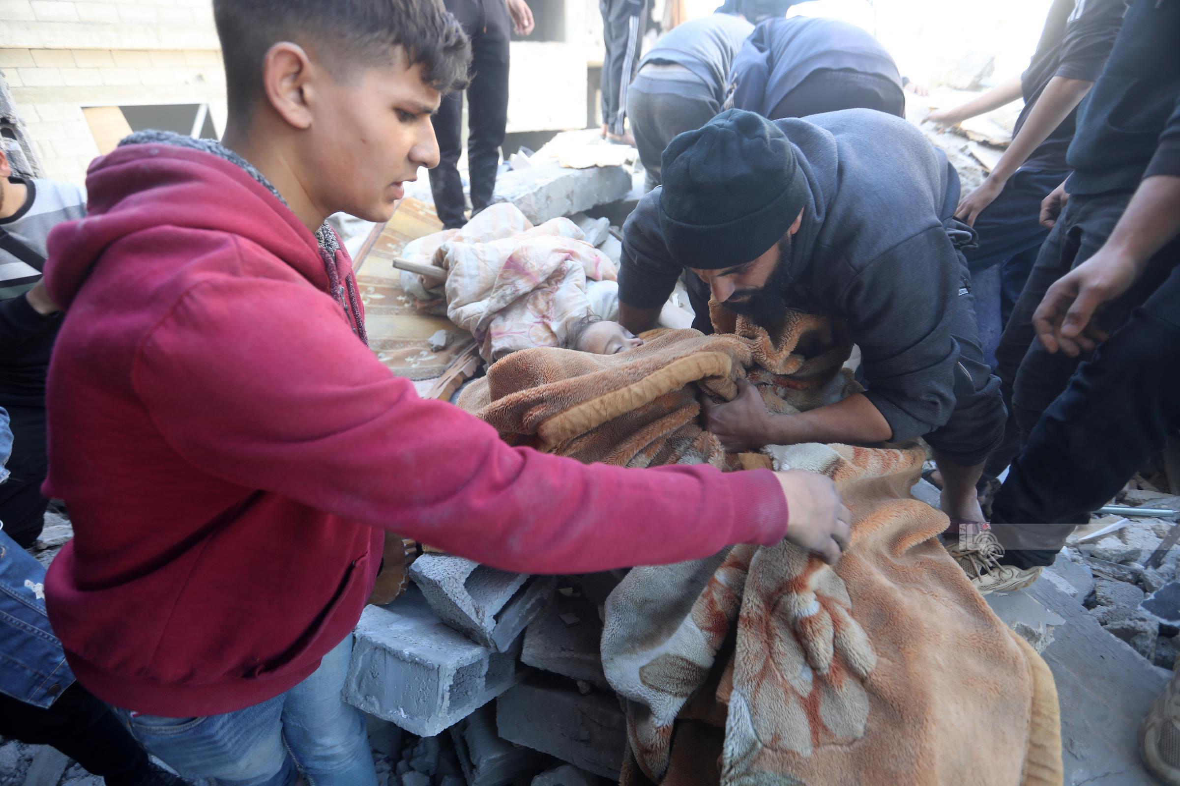 استُشهد 5 مواطنين، إثر استهداف جيش الاحتلال الإسرائيلي مركبة في…