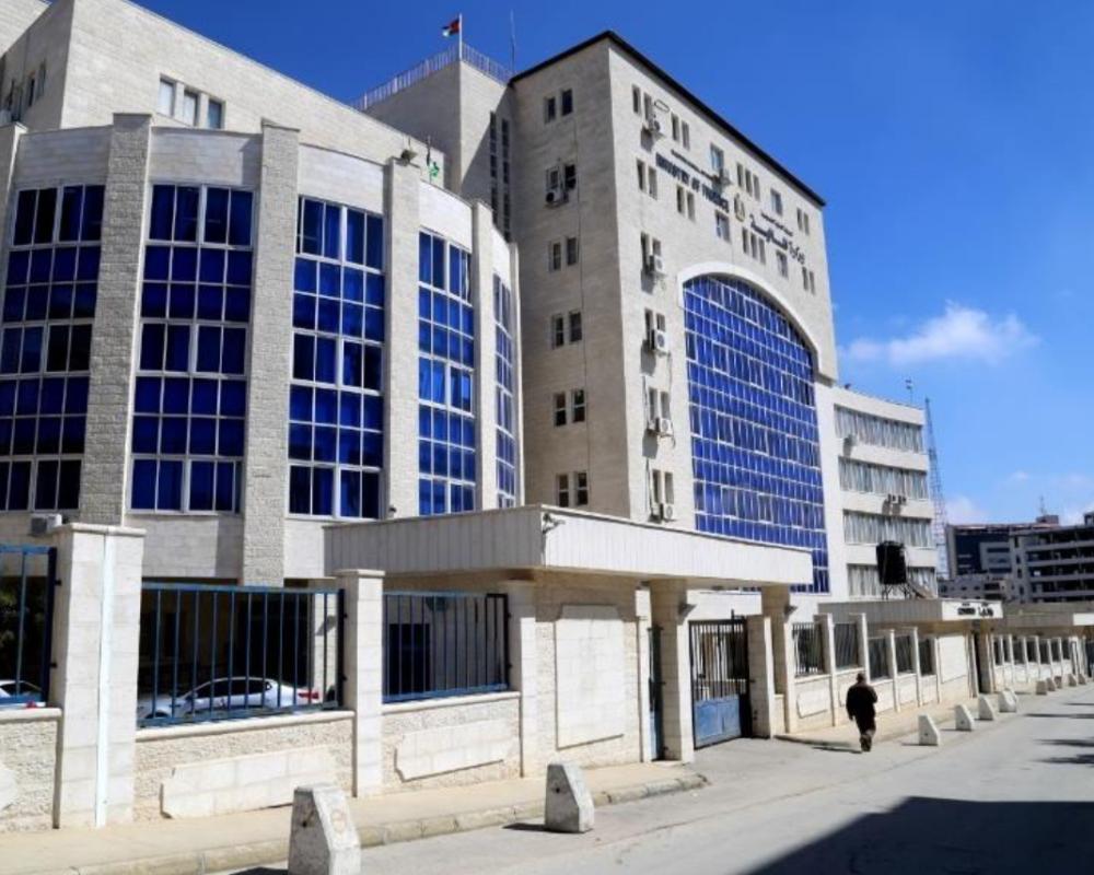 – يماطل في تحويل ما تبقى من أموال المقاصة الشهرية…