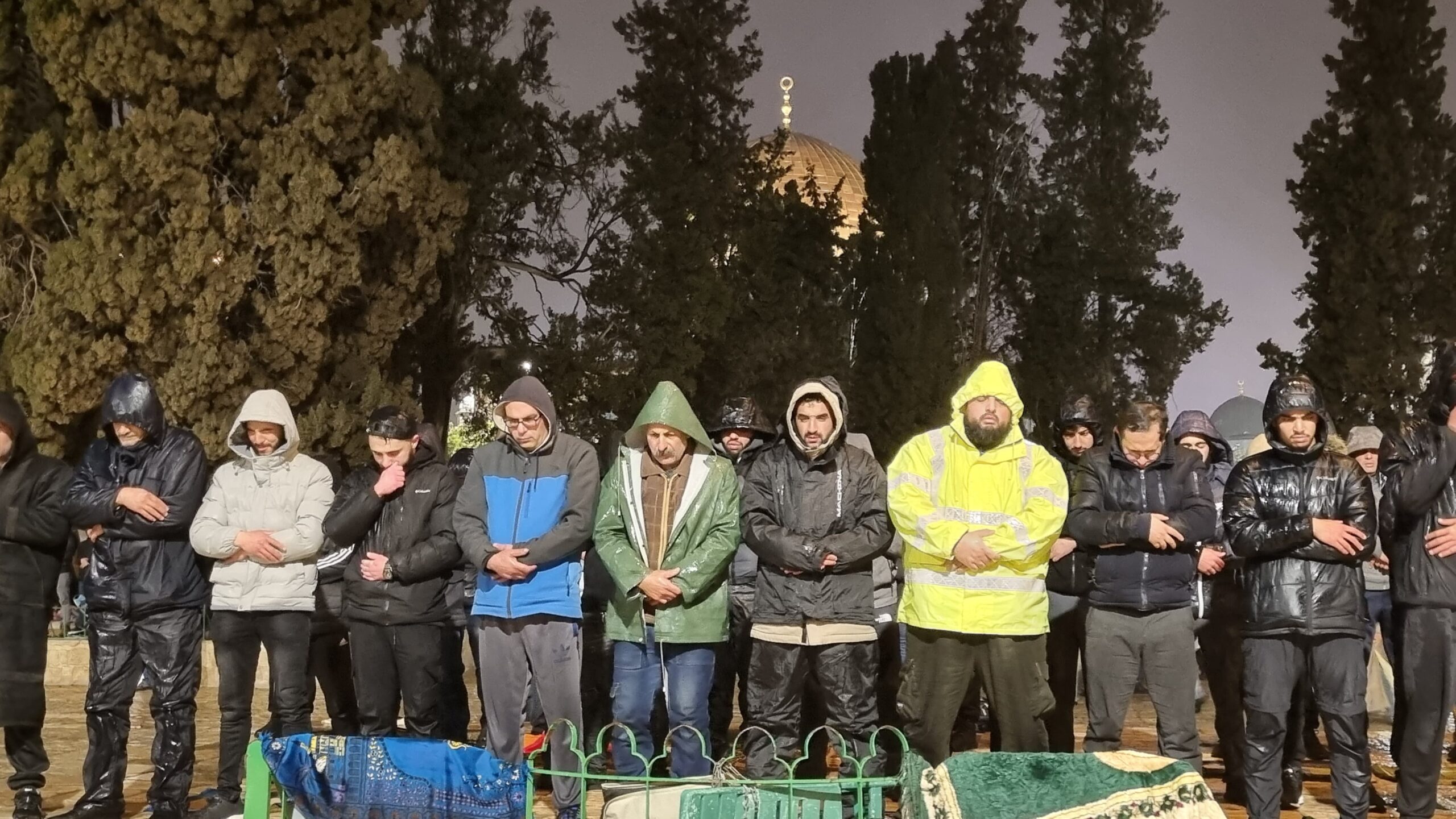 القدس -الحياة الجديدة- أدى آلاف المواطنين، اليوم الخميس، صلاتي العشاء…