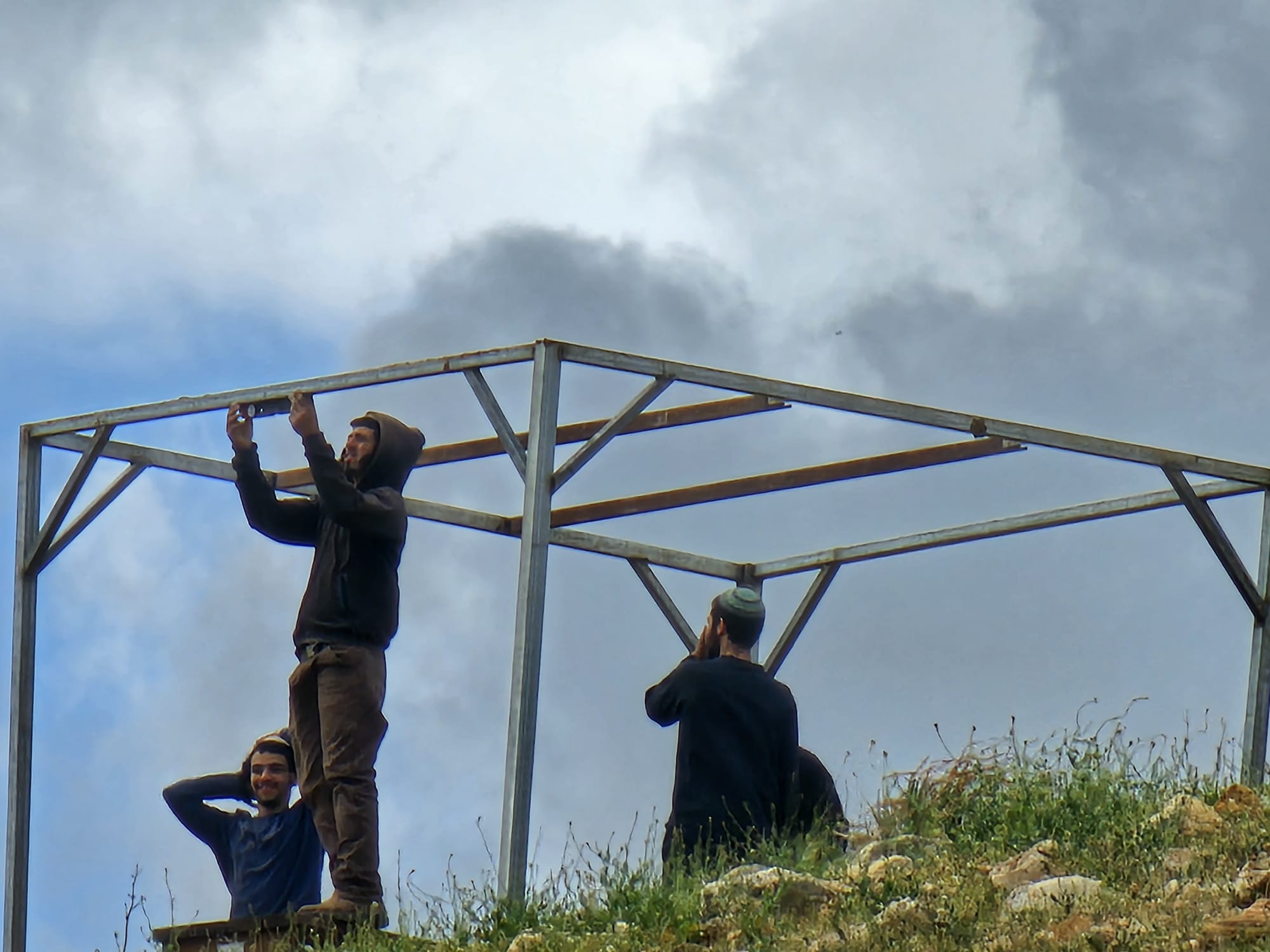 الأغوار-الحياة الجديدة- نصب مستعمرون، اليوم الجمعة، معرشا قرب خيام المواطنين…