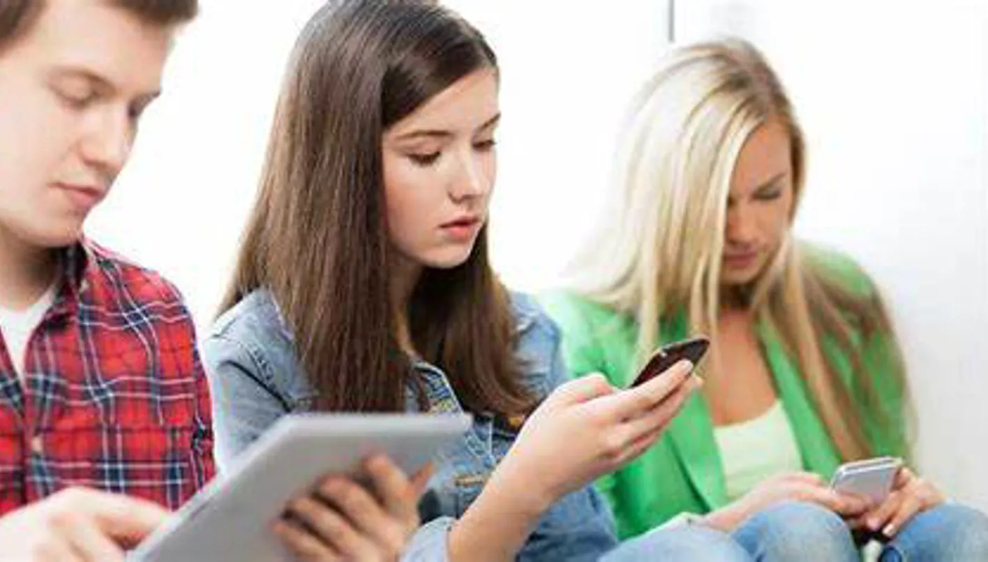 مسلسل يستقطب الملايين ويثير القلق من تأثير الإنترنت على المراهقين