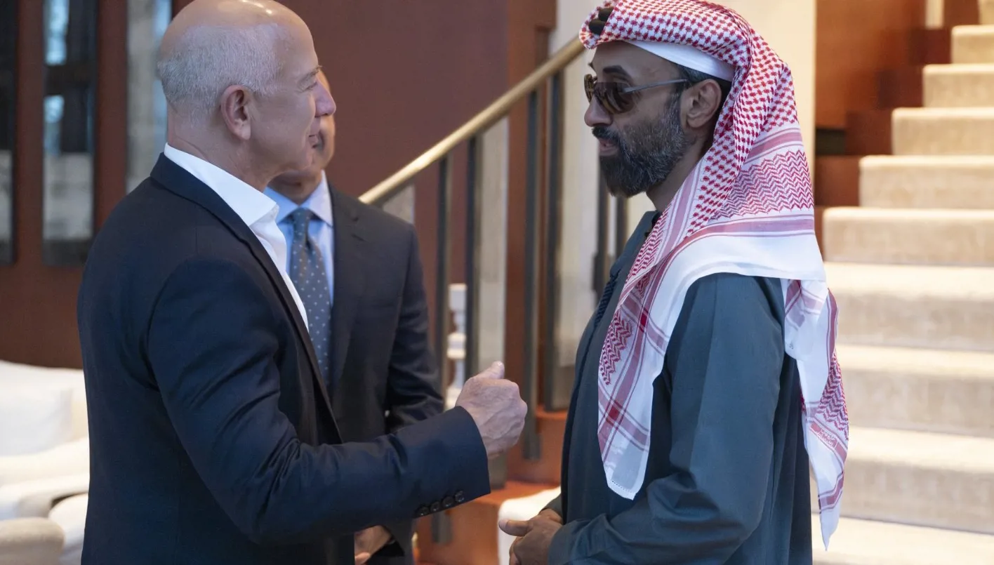 التوجهات المتسارعة في مجال الذكاء الاصطناعي والتكنولوجيا وتأثيرها على الاقتصاد العالمي بين طحنون بن زايد وجيف بيزوس