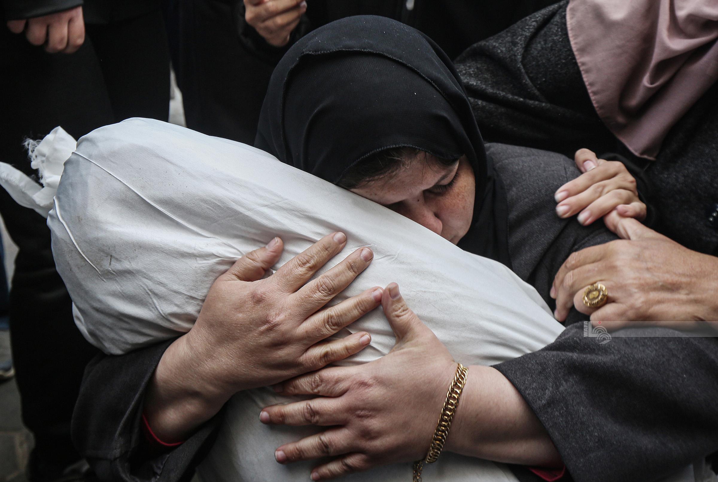  استشهدت طفلة وأصيب عدد من المواطنين، مساء اليوم السبت، في…